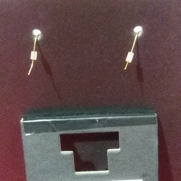 Gold chain tassel earrings. - Picture 5 of 7